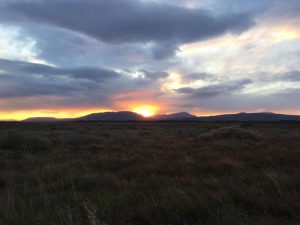 Rusland ondergaande zon-gouden rand boven berg